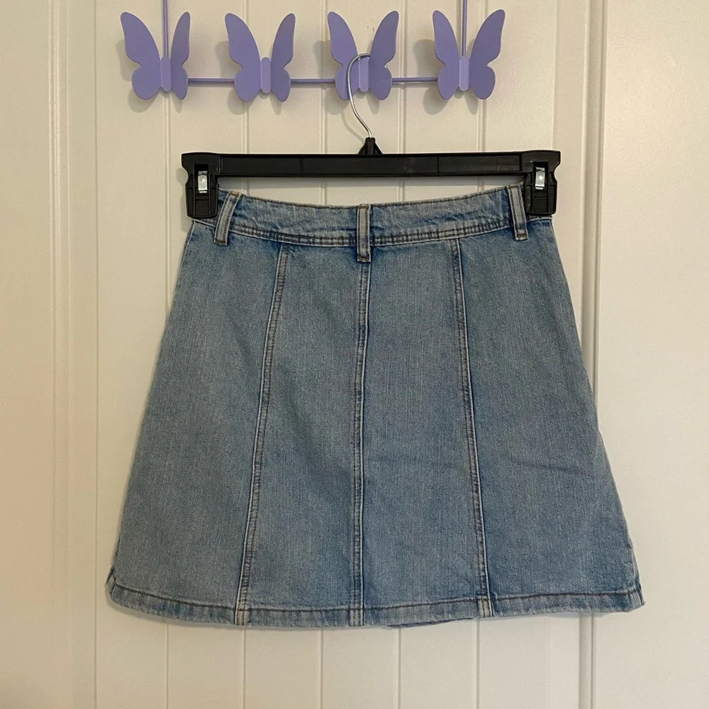 H&M Divided women’s button up light‎ wash denim miniskirt — size 2 - Picture 3 of 7